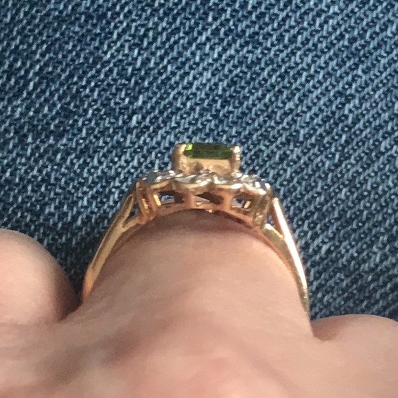 10K peridot diamond ring - Picture 4 of 9